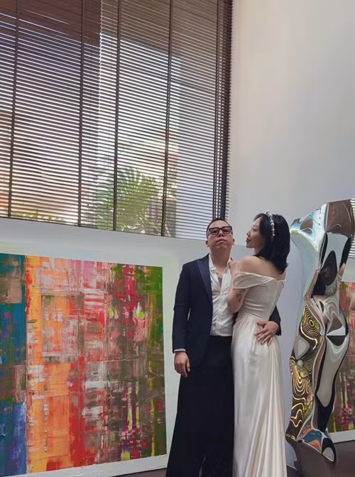 Năm nay, Tóc Tiên - Hoàng Touliver đi công tác cả tuần vào dịp kỷ niệm ngày cưới. Bởi vậy, cả hai chụp ảnh bên nhau trước đó rồi đăng sau.