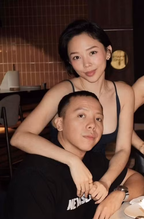 5 năm bên nhau, Tóc Tiên và Hoàng Touliver ngày càng có tướng phu thê. "Em tôi bảo: “Sao anh chị trông như sinh đôi, giống nhau hơn cả Lisa- Leon thế”, nữ ca sĩ chia sẻ.