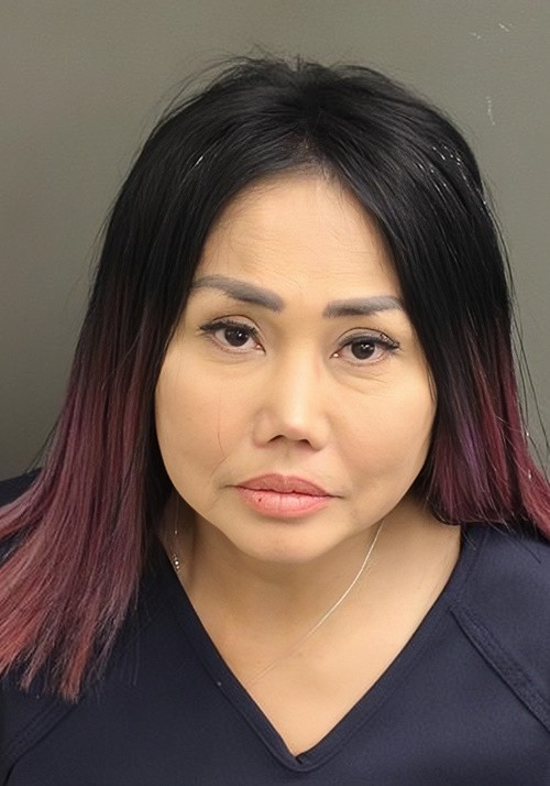 Mới đây, theo Vietnamnet, trang web chính thức của Thư ký Tòa án Quận Cam, Florida (Mỹ) đăng tải hồ sơ Lynda Trang Đài bị cáo buộc tội trộm cắp tài sản. Cụ thể, ngày 4/1, Lynda Trang Đài vào cửa hàng của thương hiệu Gucci. Nhân viên của Gucci khai nữ ca sĩ mua 2 chai nước hoa. Trong lúc thanh toán, Lynda Trang Đài lấy một món phụ kiện Airpod trị giá 330 USD (8,3 triệu đồng) từ quầy trưng bày, "giấu dưới ví và điện thoại rồi rời khỏi cửa hàng". Ảnh: Vietnamnet.