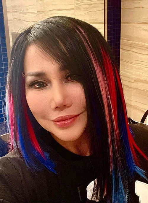 Trong một chương trình, Lynda Trang Đài chia sẻ, cô chăm lo cho nhà cửa đến mức "rối loạn ám ảnh cưỡng chế", chỉ đi làm hoặc nghỉ ngơi khi dọn dẹp xong. Ảnh: FB Lynda Trang Đài.