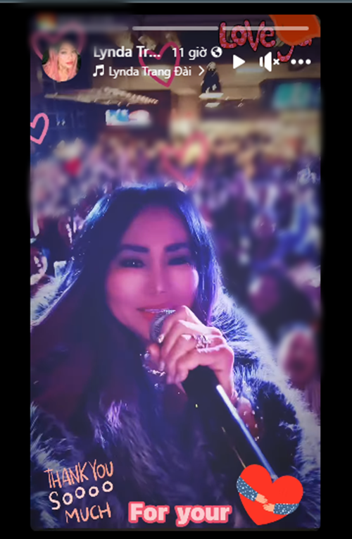 Giữa ồn ào đời tư, trên trang cá nhân, ca sĩ Lynda Trang Đài chia sẻ các clip được nhiều khán giả vây quanh khi đi hát. Ảnh: FB Lynda Trang Đài.