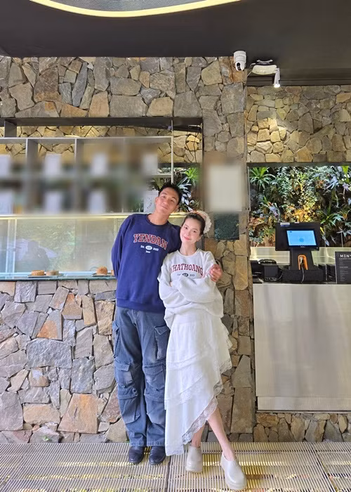 Những khi mệt mỏi, Yên Đan được Nhật Hoàng vỗ về, an ủi. Ảnh: FB Yên Đan.