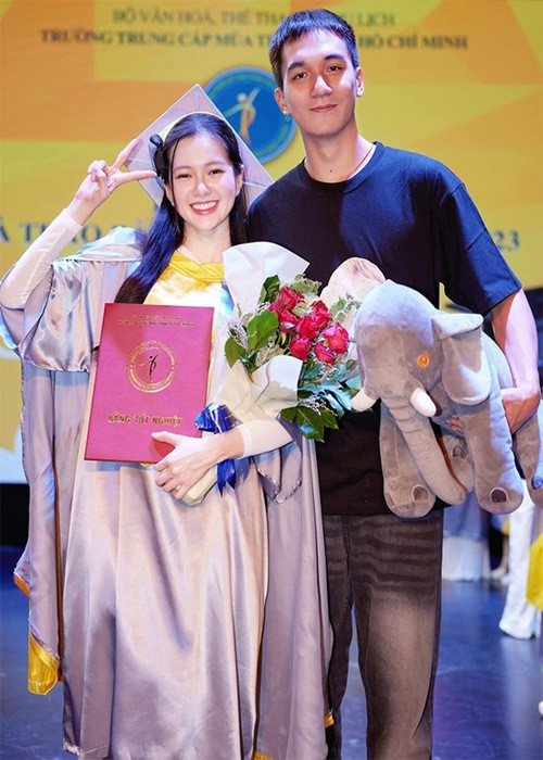 "Tôi thấy tự hào thì đúng hơn! Bạn gái mình đang phát triển tốt, chẳng có lý do gì để mình buồn rồi gây ảnh hưởng đến cô ấy cả. Hiện tại, tôi được khán giả yêu mến, ủng hộ "Ngày xưa có một chuyện tình", Yên Đan cảm thấy vui cho tôi còn hơn cô ấy được ghi nhận", Nhật Hoàng từng tâm sự. Ảnh: FB Yên Đan.