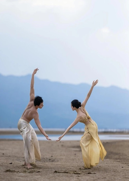 "Có nhiều người hỏi Đan có lo lắng khi yêu một người song tính bởi họ dễ dàng bị “say nắng”, thế nhưng tôi cho rằng nếu đã có ý định ngoại tình thì bất kể là giới nào cũng có thể làm được điều đó", Nhật Hoàng nói. Ảnh: Dân Việt.