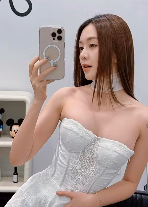 Thiều Bảo Trang và doanh nhân Đức Huy không có bất kỳ phản hồi nào về những lời đồn đoán. Ảnh: FB Thiều Bảo Trang.