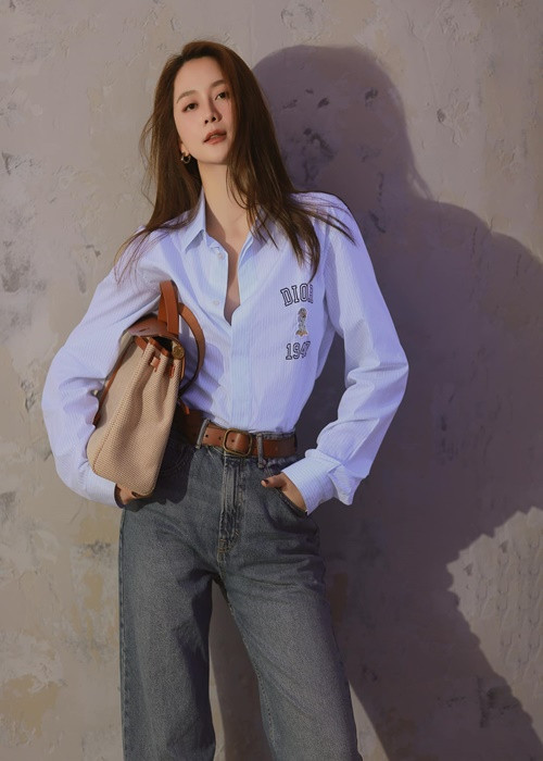 Năm 2024, Thiều Bảo Trang chia sẻ trên Vietnamnet, cô viết nhật ký cảm ơn người cũ, không tiếc tuổi xuân. Ảnh: FB Thiều Bảo Trang.