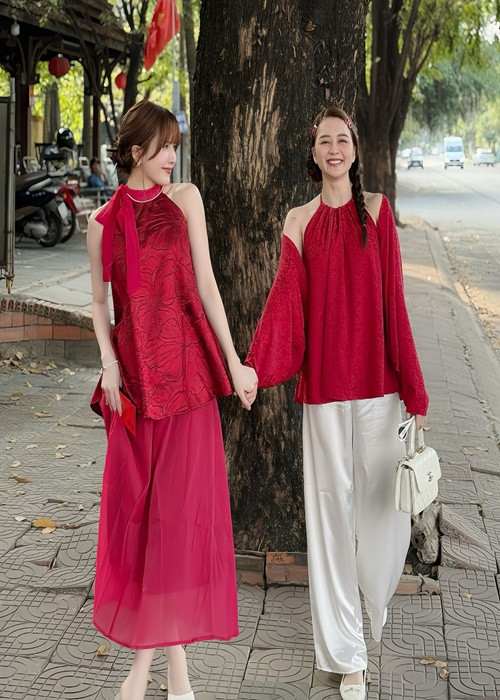 Thiều Bảo Trang và em gái rất thân thiết. Ảnh: FB Thiều Bảo Trang.