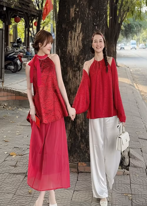 Thiều Bảo Trang và em gái rất thân thiết. Ảnh: FB Thiều Bảo Trang.