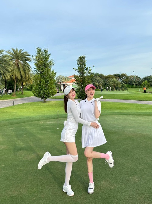 Thiều Bảo Trang đoạt giải Ca sĩ triển vọng ở cuộc thi Sao Mai năm 2011. Cô cùng Thiều Bảo Trâm lập nhóm Bee.T. Sau một thời gian, cặp chị em này tách ra solo. Ảnh: FB Thiều Bảo Trang.