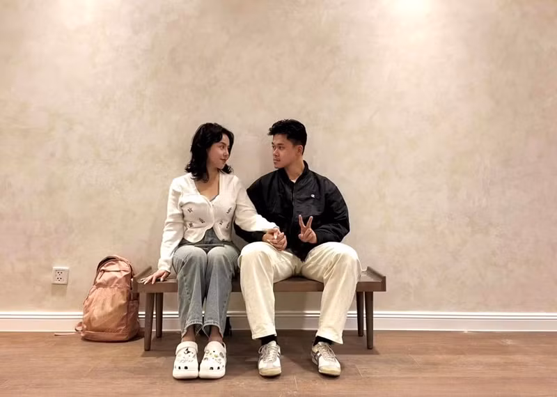 Đôi vợ chồng son nhìn nhau đắm đuối trong căn nhà mới. "Noel năm nay không có cây thông, không có nhấp nháy blink blink blink. Có hai đứa ngồi trong căn nhà nồng mùi sơn, chưa kịp có nội thất trừ cái băng ghế còn chưa có đệm lót. Thui không sao, anh là cây thông, em là con mèo giật đổ cây thông. Noel viên mãn", Thái Trinh hạnh phúc chia sẻ.