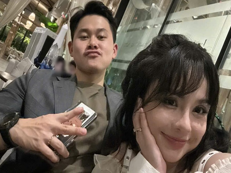 "Vạch trán lên tóc trước trán sau một năm bạc hết chân nhưng bù lại, nhìn lại hành trình mình không biết sao chạy KPI được vậy luôn. Mình không thể tự làm được nếu không có chồng đã luôn sát bên, nếu không có những người thân thương đã thấu hiểu và đồng hành", Thái Trinh viết.