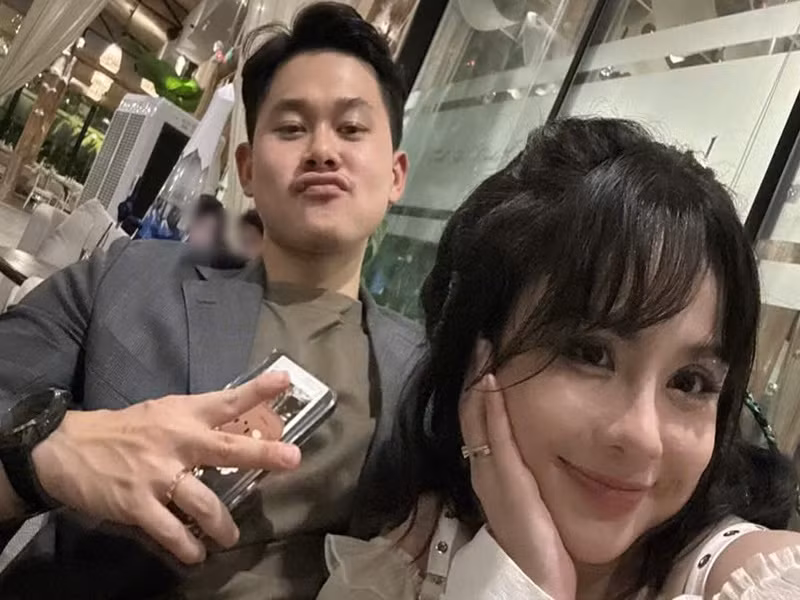 "Vạch trán lên tóc trước trán sau một năm bạc hết chân nhưng bù lại, nhìn lại hành trình mình không biết sao chạy KPI được vậy luôn. Mình không thể tự làm được nếu không có chồng đã luôn sát bên, nếu không có những người thân thương đã thấu hiểu và đồng hành", Thái Trinh viết.