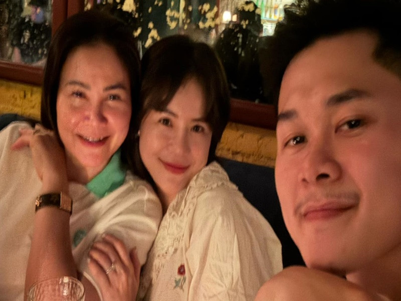 Nữ ca sĩ chia sẻ hình ảnh đưa mẹ chồng đi ăn uống.