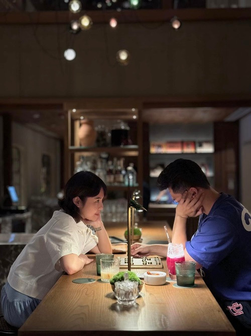 Trên trang cá nhân, "chị đẹp" thường xuyên đăng tải hình ảnh bên chồng kém tuổi.