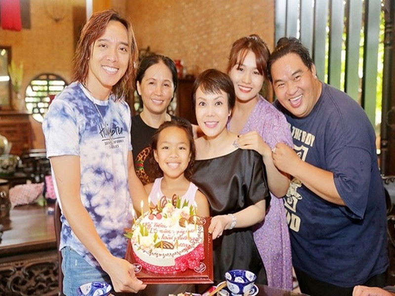 Danh hài Việt Hương không ngại làm việc nhà. "Trên sân khấu, tôi nói rất nhiều nhưng về nhà, tôi rất nghiêm và khó tính. Tôi chỉ khoái chùi rửa bồn cầu. Tôi vô toilet chùi hoài", nữ diễn viên hài từng tiết lộ. Ảnh: FB Hoàng Mập.