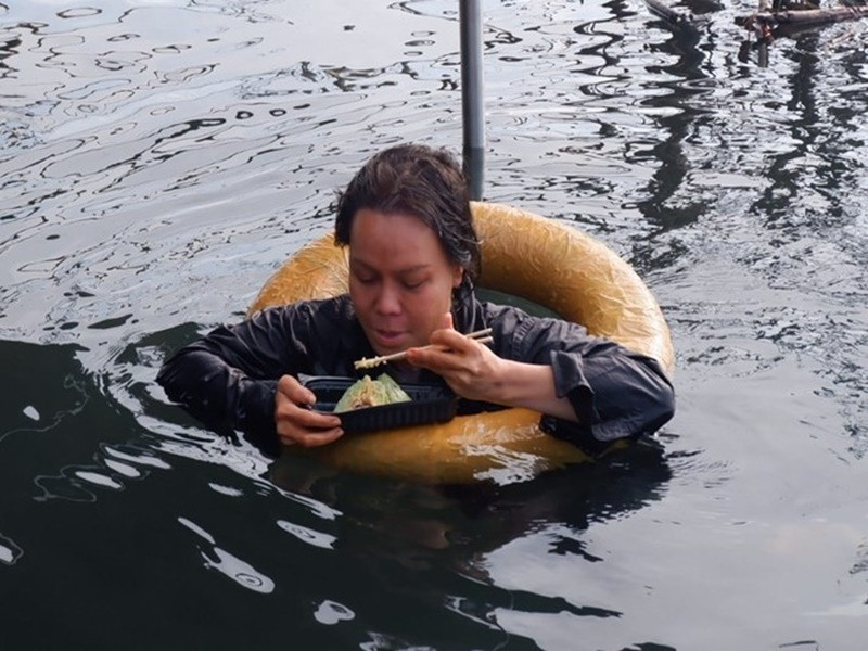 Theo Znews, Việt Hương phát hiện một bên mặt bị méo, toàn thân ớn lạnh sau khi ngủ dậy. Nữ nghệ sĩ hài chia sẻ, bác sĩ nói may mắn vì phát hiện kịp thời nên không ảnh hưởng quá nhiều đến sức khỏe. Ảnh: FB Việt Hương.