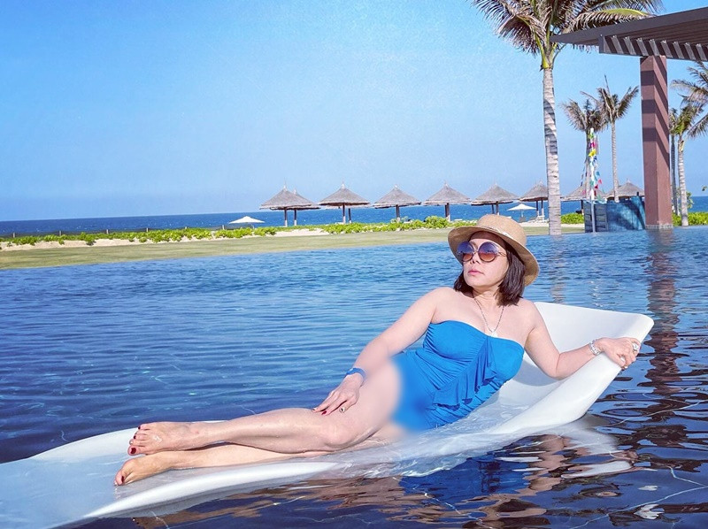 Việt Hương khoe dáng gợi cảm ở hồ bơi trong một chuyến du lịch biển. Ảnh: Dân Việt.