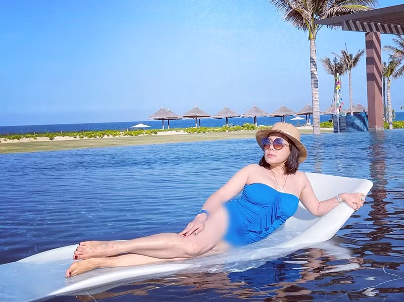 Việt Hương khoe dáng gợi cảm ở hồ bơi trong một chuyến du lịch biển. Ảnh: Dân Việt.