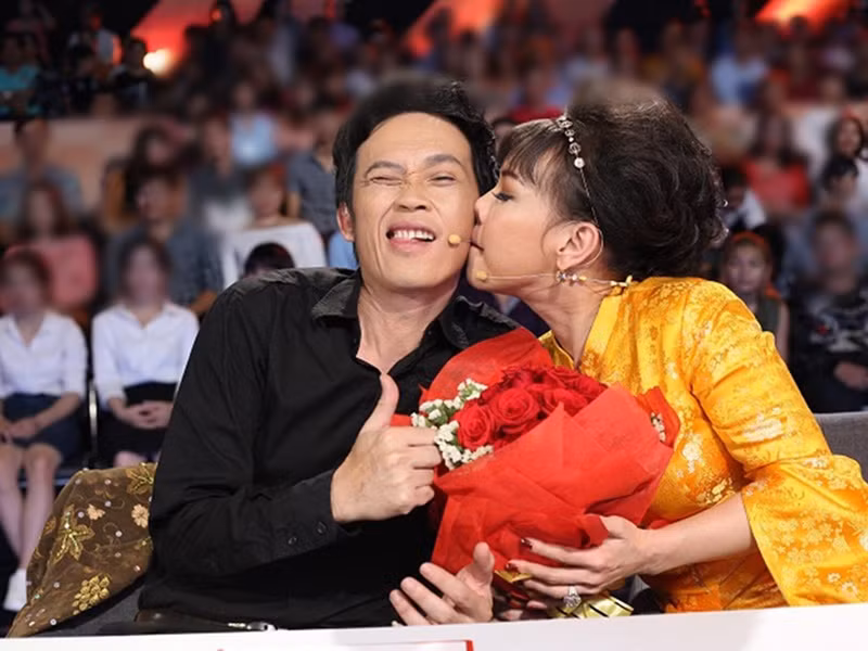 Việt Hương chia sẻ trên Đẹp, một lần đi diễn xa, phải quay đêm, chỉ cần nghe cô nói thèm ăn gì, Hoài Linh sẽ tự tay nấu cho đàn em. Ảnh: Giao Thông.