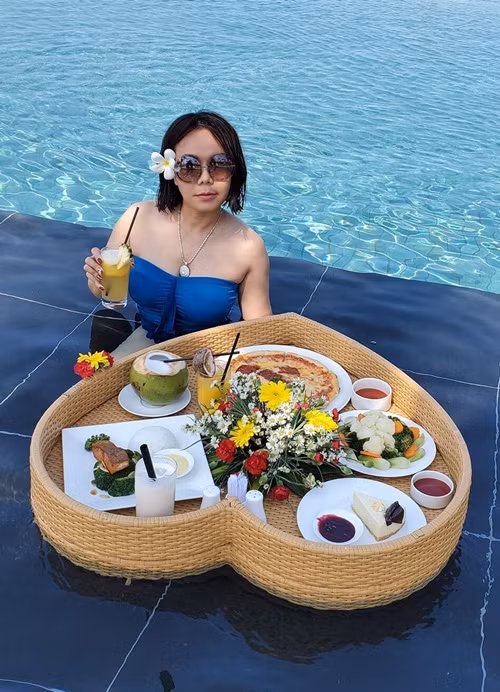 Chỉ vài lần, nữ nghệ sĩ hài xuất hiện trong trang phục áo tắm. Ảnh: Dân Việt.