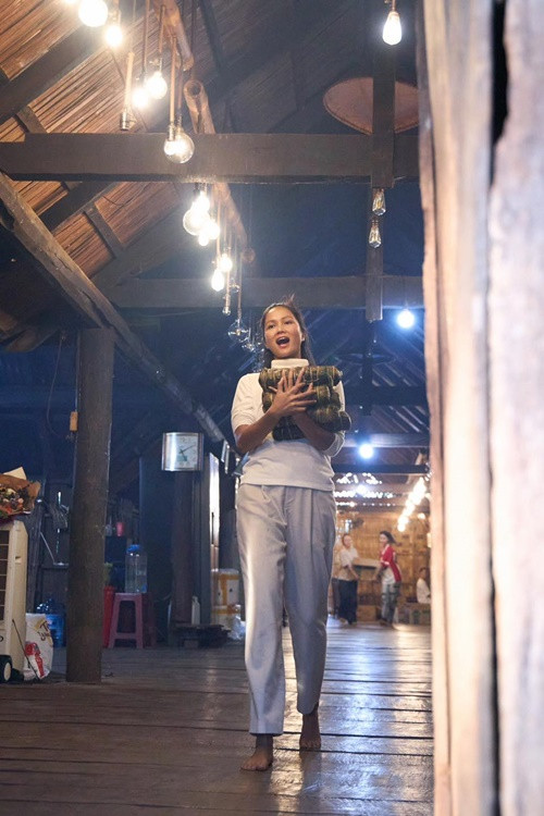 Hoa hậu H'hen Niê không dùng nhiều hàng hiệu mà tích lũy tiền lo cho bố mẹ. Cô sửa sang lại ngôi nhà sàn cho gia đình, hoàn thiện ngôi nhà mới tặng bố mẹ. Ảnh: FB H’hen Niê.