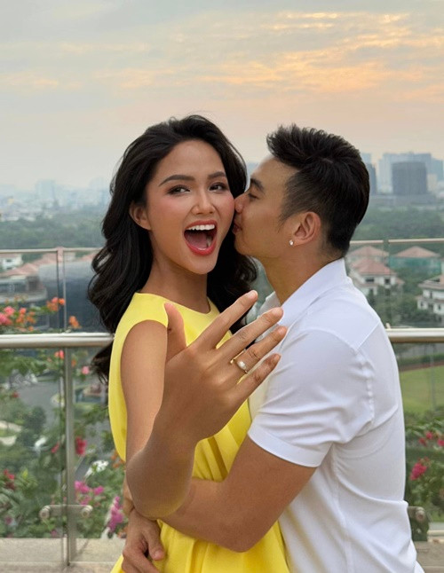 Mới đây, nàng hậu xác nhận nhận lời cầu hôn từ nhiếp ảnh gia, đạo diễn Tuấn Khôi. Ảnh: FB H’hen Niê.