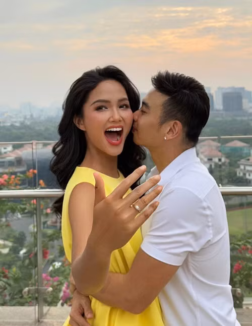 Mới đây, nàng hậu xác nhận nhận lời cầu hôn từ nhiếp ảnh gia, đạo diễn Tuấn Khôi. Ảnh: FB H’hen Niê.