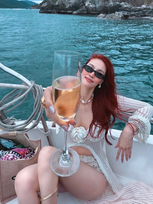 Cũng đi biển dịp Tết Nguyên đán 2024, Lan Khuê gợi cảm, sang chảnh trên du thuyền. Ảnh: FB Lan Khuê.