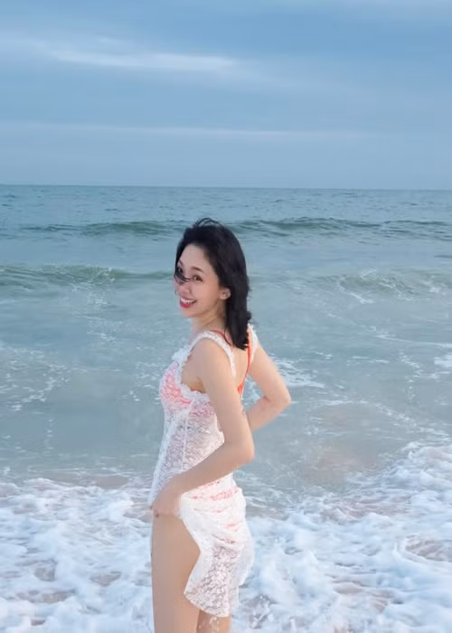 Mới đây, Tóc Tiên tung loạt ảnh đi biển. Nữ ca sĩ diện bikini hai mảnh kết hợp váy xuyên thấu. Ảnh: Instagram Tóc Tiên.