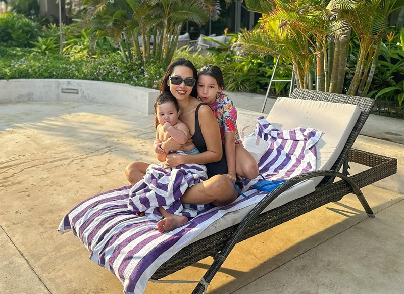 Siêu mẫu Hà Anh đưa hai con đi du lịch biển. Nữ người mẫu diện áo tắm khá kín đáo. Ảnh: FB Hà Anh.
