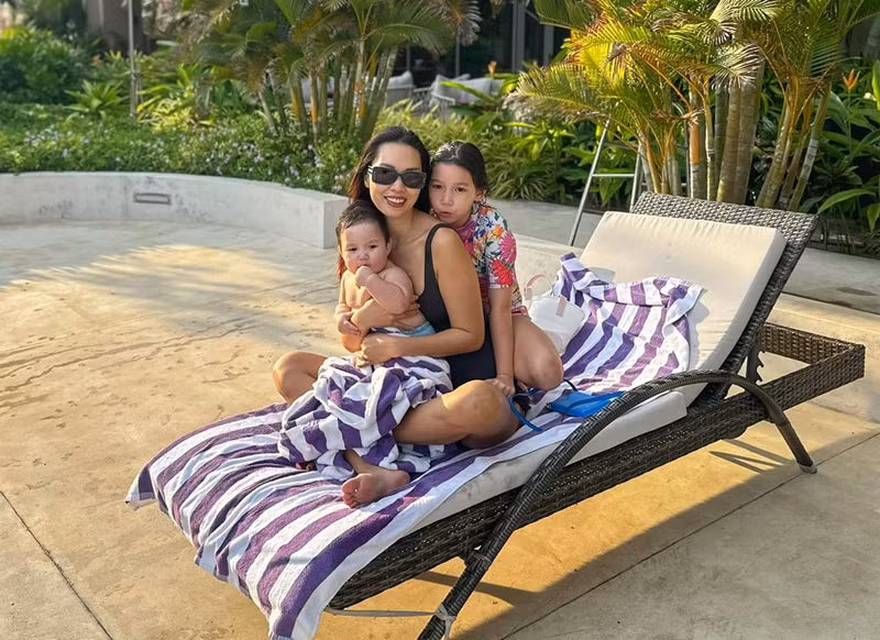 Siêu mẫu Hà Anh đưa hai con đi du lịch biển. Nữ người mẫu diện áo tắm khá kín đáo. Ảnh: FB Hà Anh.