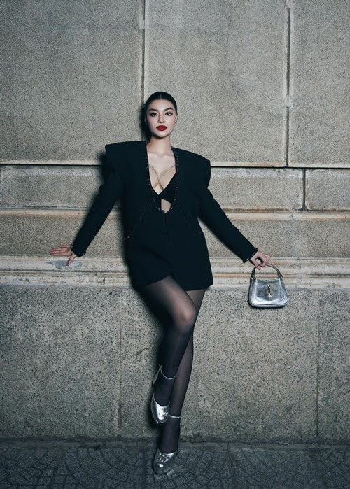 Nàng hậu sinh năm 2000 tự tin mặc trang phục hở táo bạo.