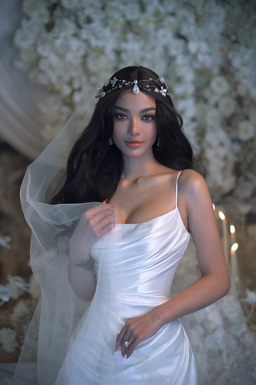 Người đẹp sinh năm 2000 khoe thân hình đồng hồ cát với váy hai dây bó sát.