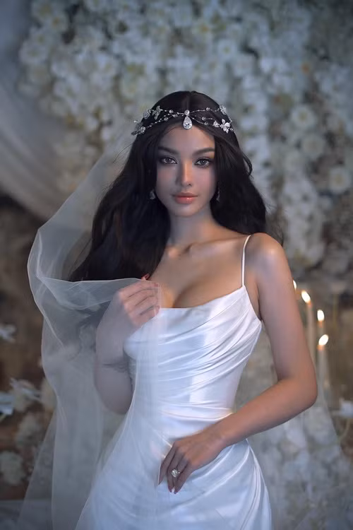 Người đẹp sinh năm 2000 khoe thân hình đồng hồ cát với váy hai dây bó sát.