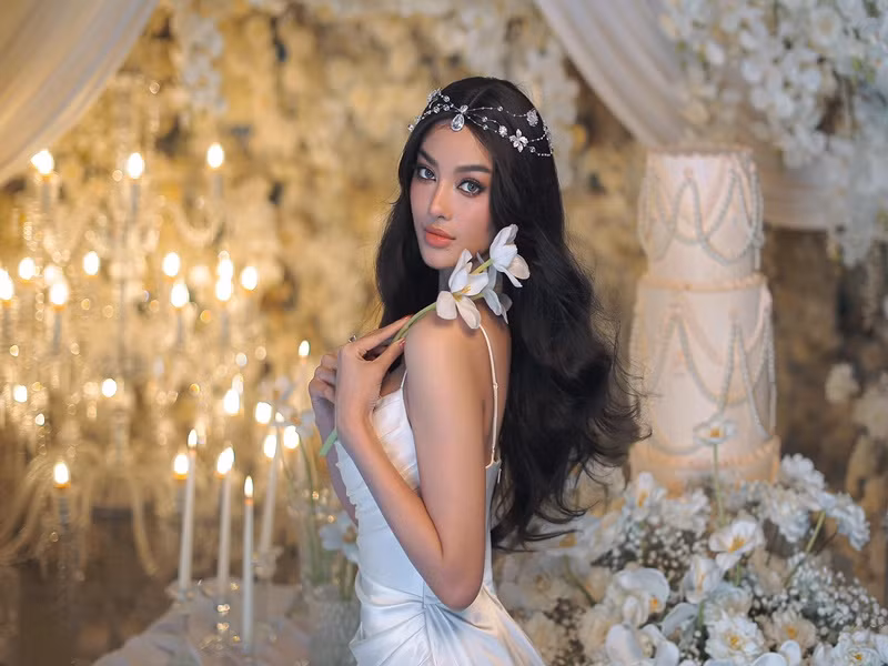 Nàng hậu chỉnh sửa gương mặt và vòng một vào năm 2020.