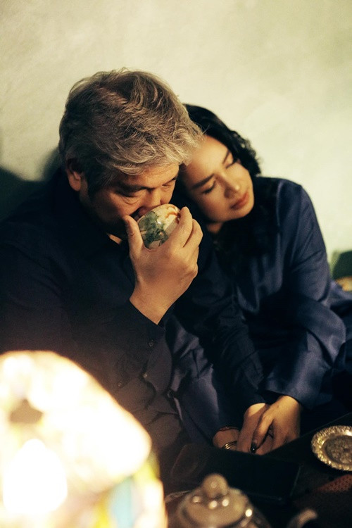 "Anh chàng bác sĩ bay vào chiều thứ 7, có một buổi tối thật lãng mạn bên nhau. 6h sáng hôm sau, anh tháp tùng vợ đi quay, ngồi dưới cổ vũ vào vai fan ruột của vợ đến tận 12h đêm chưa xong. Lam thấy thương quá nhắn tin lên phòng trang điểm nghỉ chờ cho đỡ mệt. 5h30 sáng hôm sau, anh từ trường quay ra thẳng sân bay về Hà Nội đến bệnh viện mổ luôn", Thanh Lam chia sẻ trên trang cá nhân. Ảnh: FB Thanh Lam.