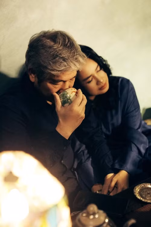 "Anh chàng bác sĩ bay vào chiều thứ 7, có một buổi tối thật lãng mạn bên nhau. 6h sáng hôm sau, anh tháp tùng vợ đi quay, ngồi dưới cổ vũ vào vai fan ruột của vợ đến tận 12h đêm chưa xong. Lam thấy thương quá nhắn tin lên phòng trang điểm nghỉ chờ cho đỡ mệt. 5h30 sáng hôm sau, anh từ trường quay ra thẳng sân bay về Hà Nội đến bệnh viện mổ luôn", Thanh Lam chia sẻ trên trang cá nhân. Ảnh: FB Thanh Lam.