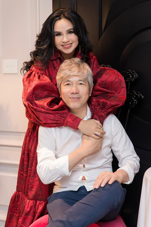 Trong cuộc phỏng vấn với Dân Việt, bác sĩ Bùi Tiến Hùng tâm sự, từ lúc bên nhau, anh được Thanh Lam hỗ trợ rất nhiều trong nghề. Ảnh: FB Thanh Lam.