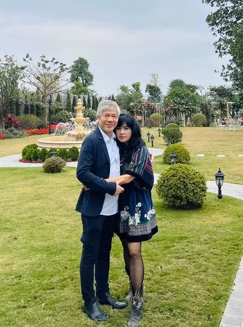 Bác sĩ Bùi Tiến Hùng và Thanh Lam gặp nhau khi Thanh Lam tới viện mắt của anh mổ mắt. Trong lần tái khám, do không bắt được taxi về nên anh đã tình nguyện chở nữ ca sĩ về nhà. Trên đường đi về, cả hai nói chuyện với nhau rồi thấy hợp và hẹn hò. Ảnh: FB bác sĩ Tiến Hùng.