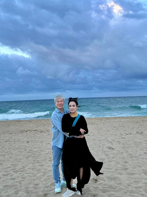 "Dù bận rộn, cô ấy cũng luôn đồng hành trong những dự án từ thiện mà tôi tâm huyết. Ở phía ngược lại, đôi khi Lam phải đi diễn xa, tôi sẽ cố gác lại công việc để đi cùng cô ấy một ngày", bác sĩ Tiến Hùng chia sẻ. Ảnh: FB Thanh Lam.