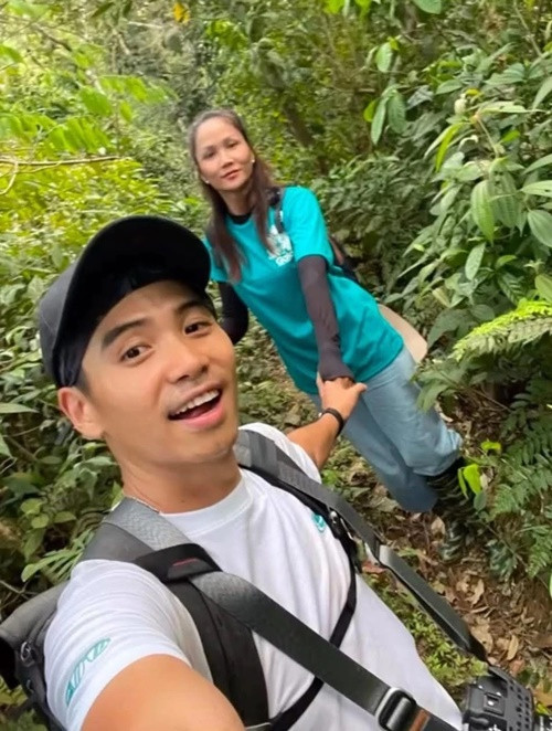 H'hen Niê cho biết, Tuấn Khôi thay đổi lối sống kể từ khi hẹn hò. Cô chia sẻ: "Ngày xửa ngày xưa, khi cô Hen mới quen anh nọ, lúc đó anh ta là trùm trà sữa chân châu đường đen, bánh tráng trộn, nước ngọt... trộm vía nhìn tướng vượng phát. Cô Hen mà hẹn 4-5h sáng dậy chạy bộ là mặt cọc lắm. Thế rồi sau nhiều năm quen thì cũng dần quen và cùng xây dựng nhiều điểm tương đồng hơn...". Ảnh: FB Tuấn Khôi.