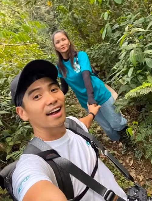 H'hen Niê cho biết, Tuấn Khôi thay đổi lối sống kể từ khi hẹn hò. Cô chia sẻ: "Ngày xửa ngày xưa, khi cô Hen mới quen anh nọ, lúc đó anh ta là trùm trà sữa chân châu đường đen, bánh tráng trộn, nước ngọt... trộm vía nhìn tướng vượng phát. Cô Hen mà hẹn 4-5h sáng dậy chạy bộ là mặt cọc lắm. Thế rồi sau nhiều năm quen thì cũng dần quen và cùng xây dựng nhiều điểm tương đồng hơn...". Ảnh: FB Tuấn Khôi.