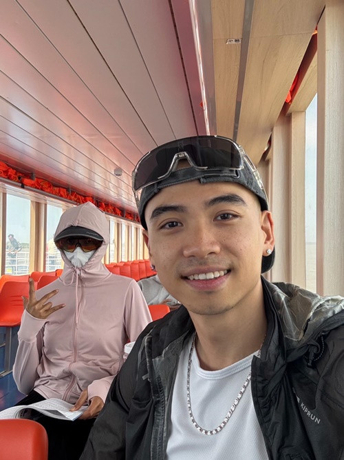 "Bây giờ thì chắc cô Hen lại chào thua, ảnh ăn thì đồ luộc hấp, ăn siêu kỹ, gà phi lê mà ảnh ăn ngon lành không biết ngán, dinh dưỡng thì uống đều, gym và chạy siêu kỷ luật", H'hen Niê viết. Ảnh: FB Tuấn Khôi.