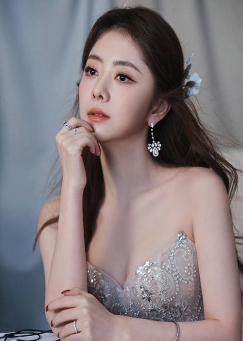 Trước khi bén duyên diễn xuất, cô là một vũ công. Ảnh: Weibo Đàm Tùng Vận.