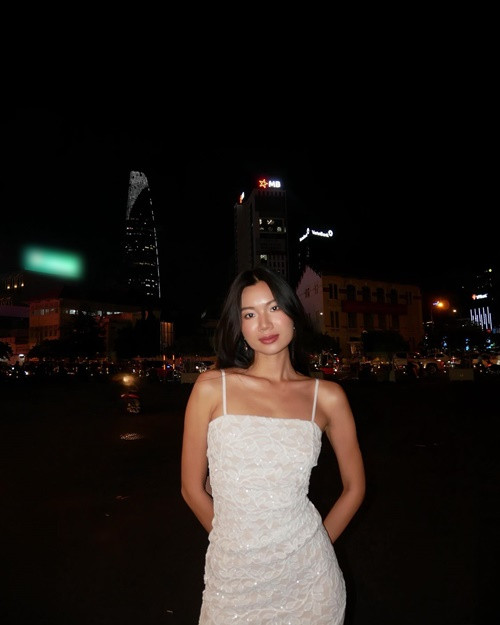 Trên trang cá nhân, Á hậu Hồng Đăng vừa cho biết, khoảng 17h40 ngày 21/2, trên đường đi bộ đến phòng tập, cô bị một người đi xe máy sàm sỡ. "Gần tới phòng gym, bất chợt có một chiếc xe máy lướt qua, trong tích tắc, có gì đó không ổn. Mình đứng hình, rồi hét lên “điên à!”, chiếc xe vụt đi, có một bác lớn tuổi đi ngược chiều đến hỏi “nó giật đồ à”. Trong tích tắc, đầu óc mình cố hiểu điều gì đang xảy ra, rồi mình trả lời “không bác ơi, là quấy rối".