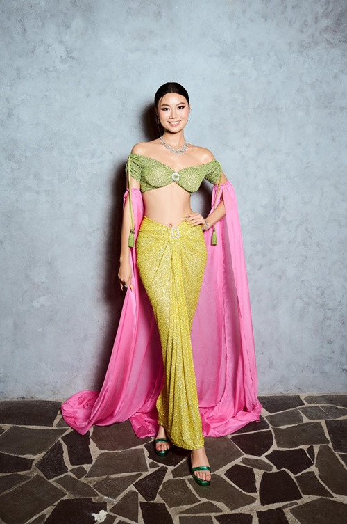 Theo Znews, Hồng Đăng sinh ra và lớn lên ở Moscow (Nga), tốt nghiệp Trường Đại học bang Pennsylvania (Mỹ) chuyên ngành phân tích rủi ro tài chính và bất động sản.