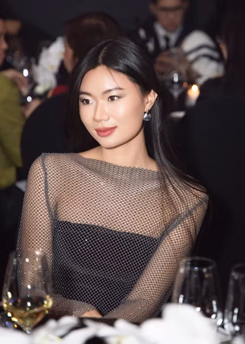 Á hậu 2 Miss Universe Vietnam 2023 chuộng váy áo tôn vóc dáng khi tham gia sự kiện.