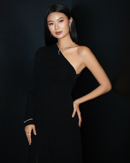 Hồng Đăng bị sốc, đi tiếp vài bước về hướng phòng gym, sau đó chạy theo chiếc xe máy đã mất hút. "Đầu óc mình mông lung, mình bắt đầu cảm thấy bực. Bực bản thân. Sao không túm họ lại, sao không phản ứng nhanh hơn, chạy nhanh hơn. Phải bỏ qua, hay báo cảnh sát. Cuối cùng, đến chỗ tập, như một phản xạ, mình lấy tay và tóc che phần ngực. Vừa nâng tạ, mình vừa định hình lại, phải làm gì tiếp", nàng hậu kể lại.