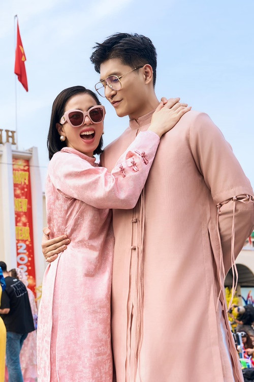 Cặp đôi tình tứ, diện áo dài du xuân. Ảnh: FB Lâm Bảo Châu.