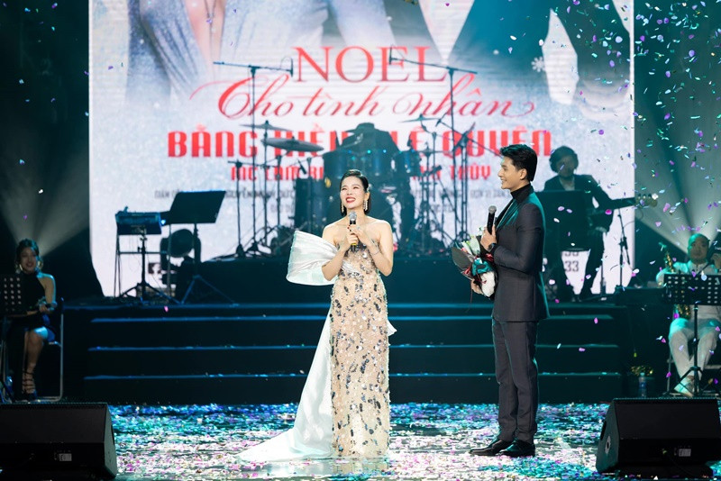 Lâm Bảo Châu làm MC trong đêm nhạc của Lệ Quyên. "Theo kịch bản MC sẽ ra phỏng vấn ca sĩ Lệ Quyên quý vị ạ! Nhưng trước đó, Châu có nói với Lệ Quyên sẽ ra phỏng vấn cô ấy. Ngay lập tức, cô ấy bảo là không được phỏng vấn kiểu MC đâu đấy. Vậy thì: 'Cho anh hỏi cảm xúc của em lúc này như thế nào?'”, Lâm Bảo Châu tiết lộ hậu trường dẫn chương trình. Ảnh: FB Lâm Bảo Châu.